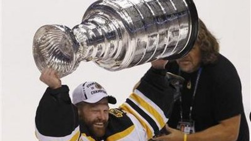 Tims Tomass rokās pacēlis Stenlija kausu
Foto: Foto: AP/Scanpix
