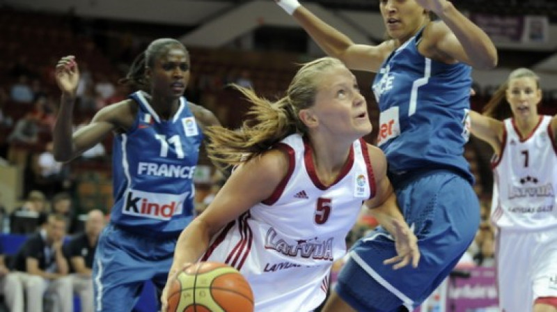 Sabīne Niedola cīņā ar Francijas izlases centra spēlētājām.
Foto: Romāns Kokšarovs, Sporta Avīze/f64