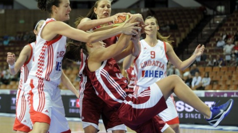 Zane Tamane un Sabīne Niedola spēlē ar Horvātiju divatā izcīnīja 23 atlēkušās bumbas
Foto: Romāns Kokšarovs, "Sporta Avīze", f64