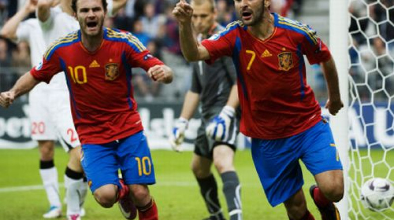 Spēles galvenais varonis Adrians Lopess (pa labi) atzīmē pamatlaika priekšpēdējā minūtē gūtos vārtus
Foto: AFP/Scanpix