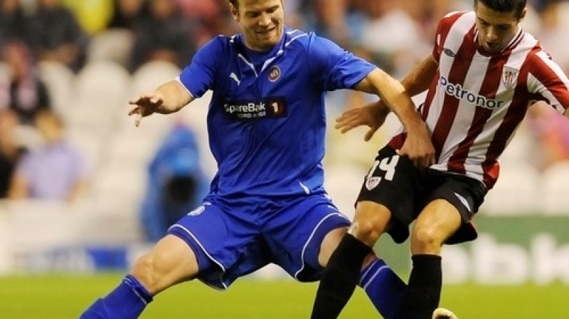 "Tromsø IL" spēlētājs (pa kreisi) cīņā ar pretinieku no "Athletic Bilbao"
Foto: AP/Scanpix