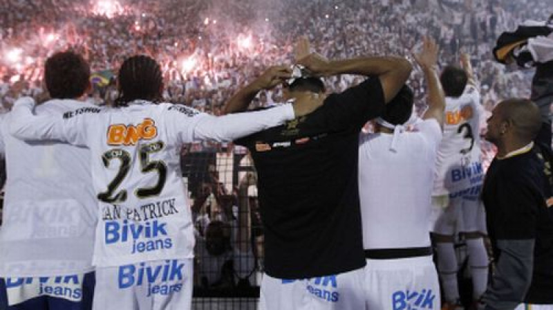 "Santos" spēlētāji dodas pie faniem atzīmēt uzvaru
Foto: AFP/Scanpix