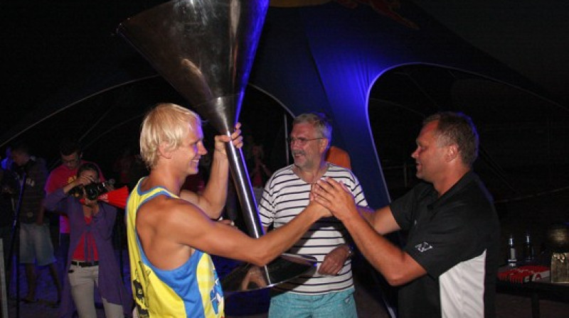2010. gada čempions Toms Šmēdiņš saņem ceļojošo trofeju no "Saulkrastu kokteiļa" organizatora Andra Vanaga
Foto: Renārs Buivids