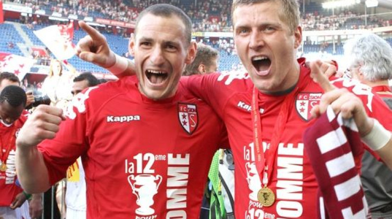 Andris Vaņins (pa labi) kopā ar ungāru aizsargu Vilmošu Vančāku līksmo pēc izcīnītās uzvaras Šveices kausa finālā 
Foto: www.kurzpass.ch