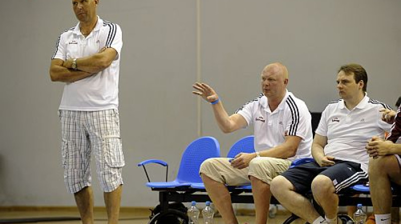 Latvijas U-19 izlases treneri - Ziedonis Jansons, Dainis Bertāns un Mārtiņš Zībarts
Foto: Romāns Kokšarovs, Sporta Avīze, f64