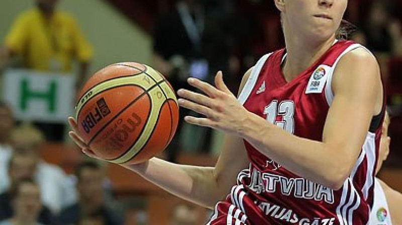 Kristīne Kārkliņa un Latvijas sieviešu valstsvienība: labākās spēles vēl priekšā.
Foto: fibaeurope.com