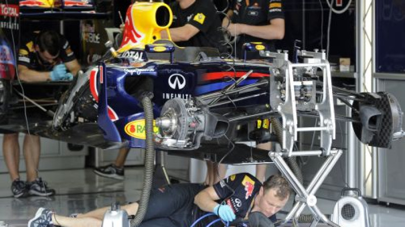 "Red Bull" mehāniķi un komandas vadība atradīs veidu, kā saglabāt formulas līdzšinējo ātrumu
Foto: AFP/Scanpix