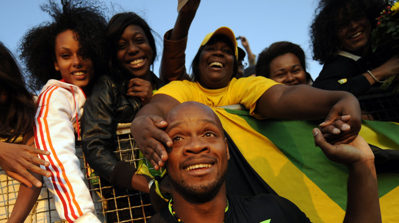 Asafa Pauels līdzjutēju ielenkts
Foto: AFP/Scanpix