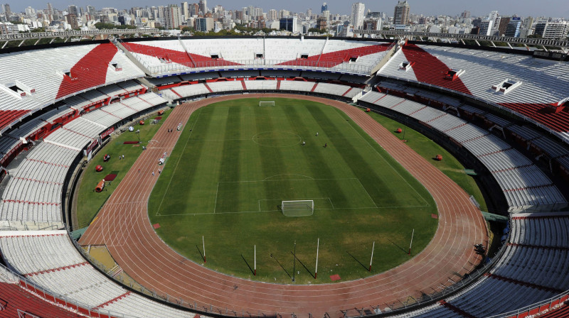 Gandrīz 58 tūkstošus vietu ietilpīgais "Monumental" stadions Buenosairesā, kur 24.jūlijā tiks aizvadīts "Copa América" fināls 
Foto: Foto: AFP/Scanpix