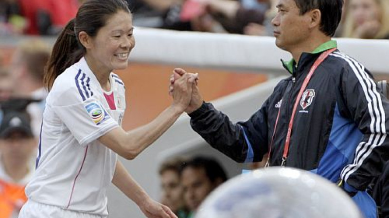 Homare Sava saņem trenera Norio Sasaki apsveikumus
Foto: Reuters/Scanpix