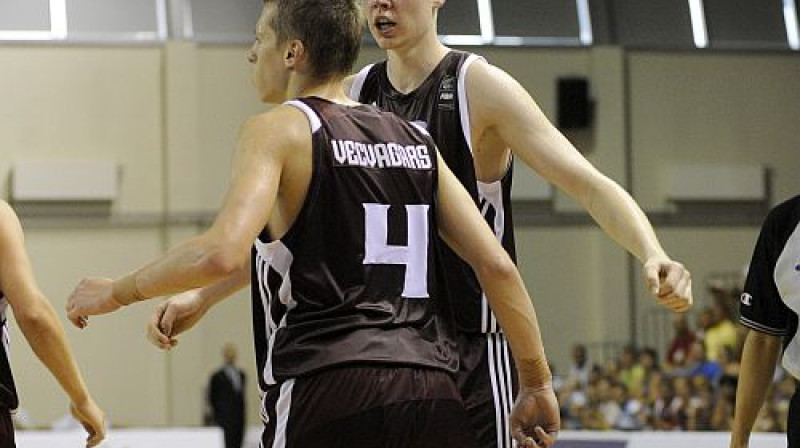 Dāvis Bertāns un Kaspars Vecvagars
Foto: Romāns Kokšarovs, Sporta Avīze, f64