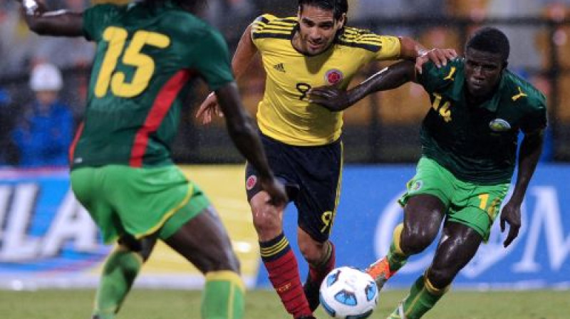 Radamels Falkao (vidū) pret diviem senegāliešiem
Foto: AFP/Scanpix