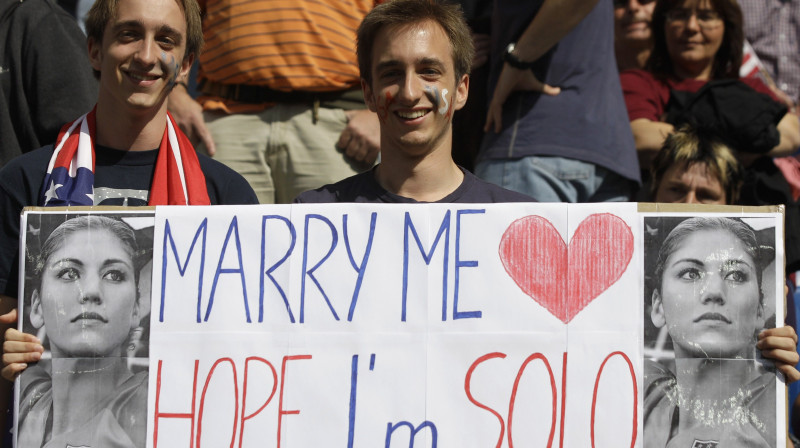 ASV izlases līdzjutēja piedāvājums savas izlases vārtsardzei Houpai Solo
Foto: AFP/Scanpix