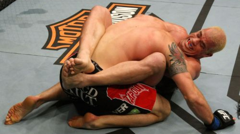 Tito Ortizs žņaudz Raienu Baderu
Foto: ufc.com
