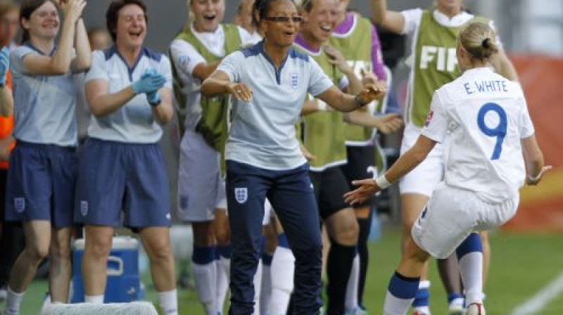 Anglijas komanda atzīmē pirmos vārtus
Foto: AP/Scanpix