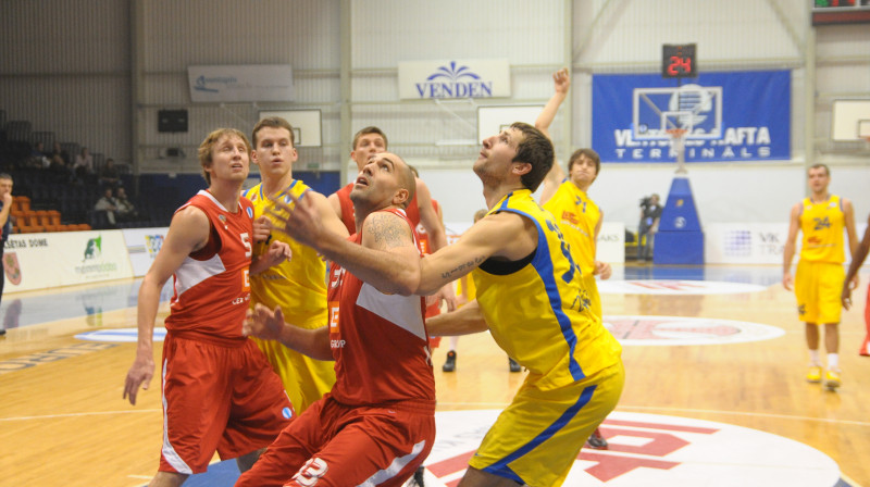 Ronalds Zaķis un Artūrs Bērziņš cīņā ar Čehijas klubu "CEZ Nymburk" 2009./2010. gada Eirokausa sezonā.
foto:bkventspils.lv