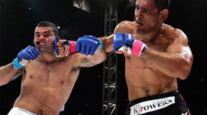 Antonio Rodžerio Nogeira (pa labi) cīņā ar Mauricio Rua
Foto: sherdog.com