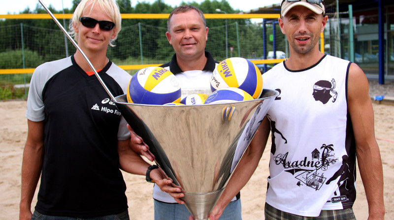 2010. gada čempioni Toms Šmēdiņš un Andris Krūmiņš nodod "Saulkrastu kokteiļa" ceļojošo trofeju turnīra organizatoram Andrim Vanagam
Foto: Renārs Buivids