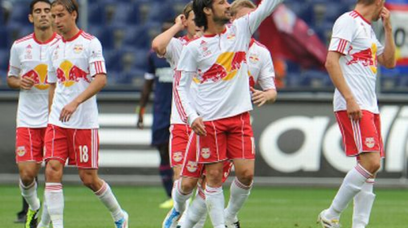 Zalcburgas "Red Bull" spēlētāji atzīmē vārtu guvumu
Foto: AFP/Scanpix