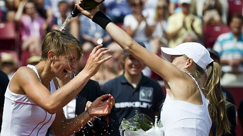 Johanna Laršone aplaista Polonu Hercogu ar uzvaras šampanieti
Foto: Scanpix Sweden