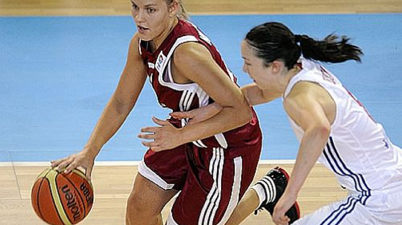 Anete Kiršteine (no kreisās) galotnē perfekti sameta soda metienus
Foto: fibaeurope.com