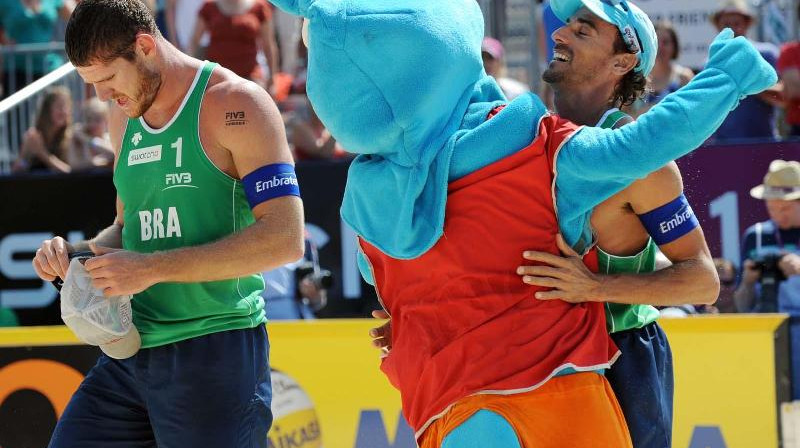 Alisonu un Emanuelu ar uzvaru sveic arī turnīra talismans
Foto: fivb.org