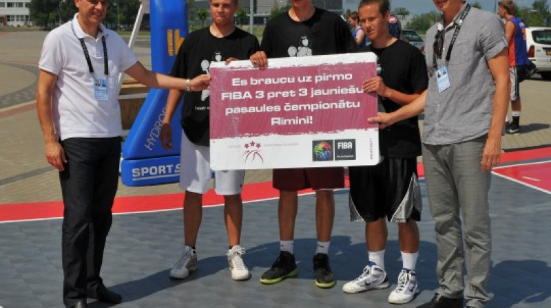 No kreisās: FIBA basketball 3 on 3 projekta vadītājs Kosta Ilijevs, turnīra "Uz Rimini 2011" uzvarētāji "Ghetto Time Junior" un LBS ģenerālsekretārs Edgars Šneps