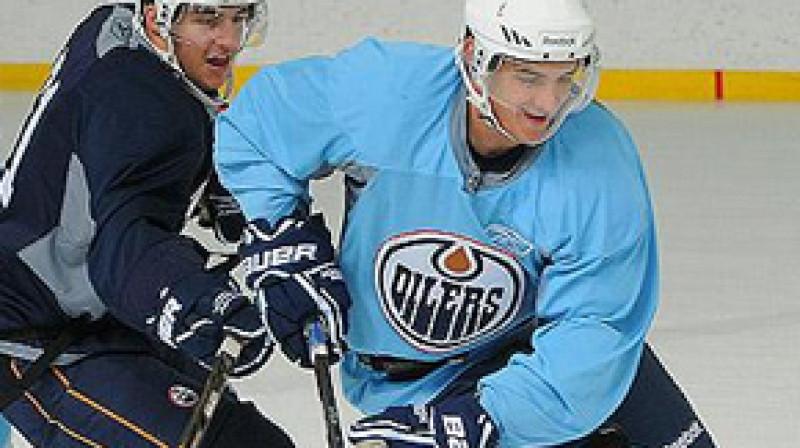 Kristiāns Pelšs (pa labi)
Foto: oilers.nhl.com