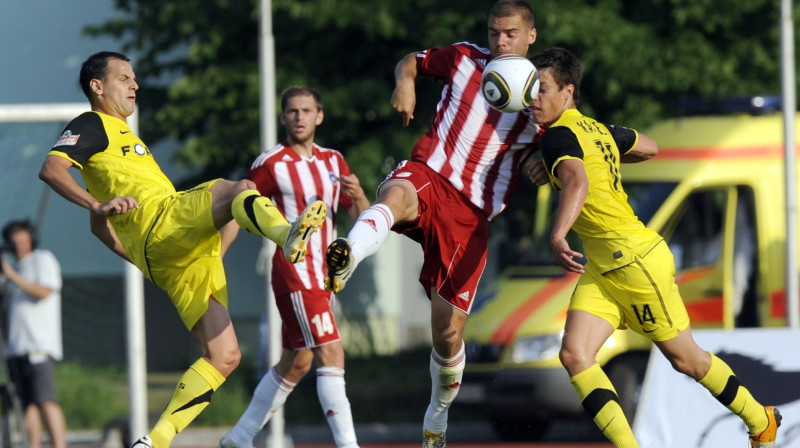 "Liepājas metalurgam" pērn vietu Eiropā ierādīja meistarīgākie Prāgas "Sparta" futbolisti. Divu spēļu summā zaudējums 0:5.
Foto: Romāns Kokšarovs, "Sporta Avīze"