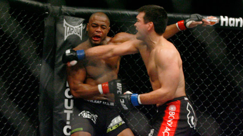 Rašads Evans (pa kreisi) uzņem Lioto Mačidas sitienus
Foto: sherdog.com