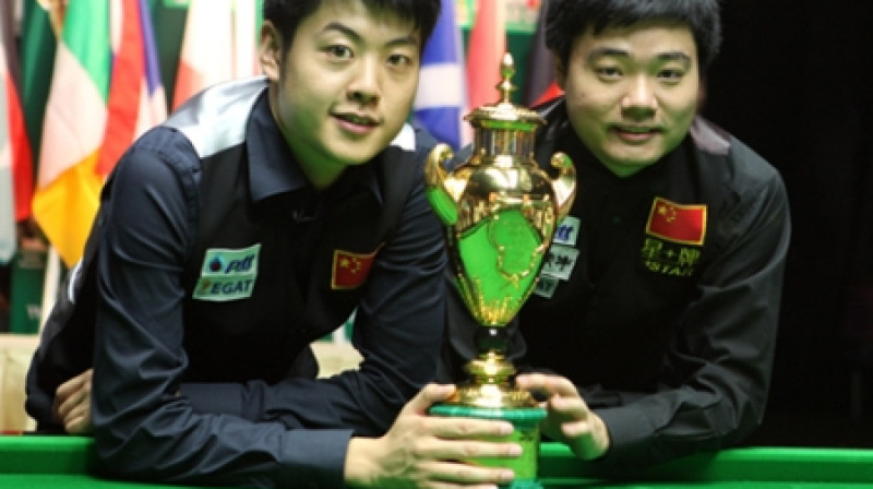 Liangs Venbo un Dings Junhui ar izcīnīto trofeju.
Foto: TOP147.com