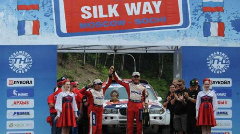 Kšištofa Holovčica ekipāža uz goda pjedestāla augstākā pakāpiena
Foto: www.silkwayrally.com