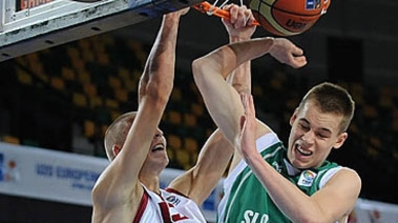 Mareks Mejeris triec bumbu grozā pāri slovēņu spēlētājam
Foto: FIBA