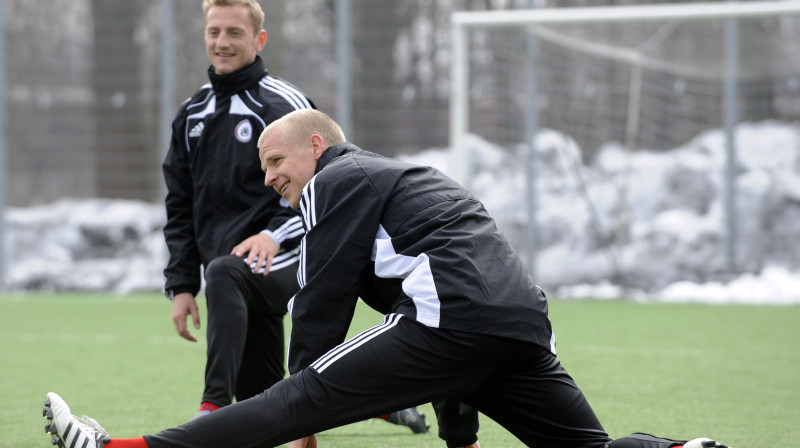 Latvijas valstsvienības futbolistus Denisu Ivanovu (priekšplānā) un Andreju Rubinu šosezon vienos arī spēlēšana vienā čempionātā - Azerbaidžānas premjerlīgā. Foto: Romāns Kokšarovs, "SA"