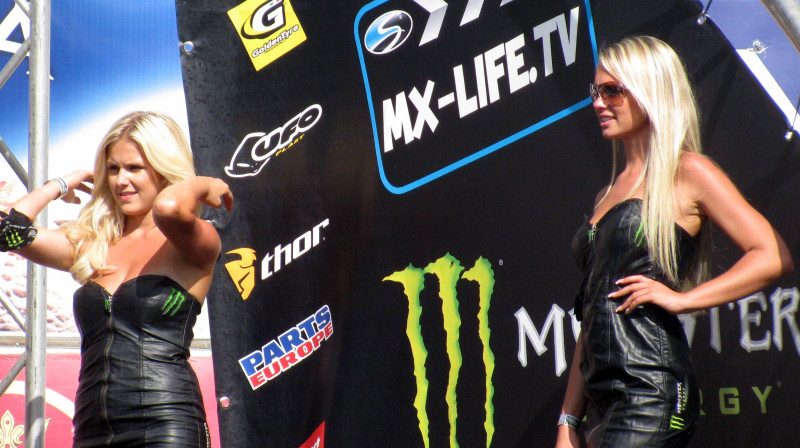 "Monster energy" karsējmeitenes