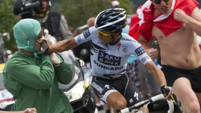 Alberto Kontadoram šī gada "Tour de France" laikā nācās saskarties ar protestētājiem pret dopinga lietošanu
Foto: AFP/Scanpix