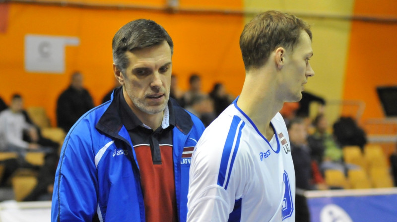 Izlases galvenais treneris Raimonds Vilde un spēlētājs Viktors Koržeņevičs
Foto: Romualds Vambuts