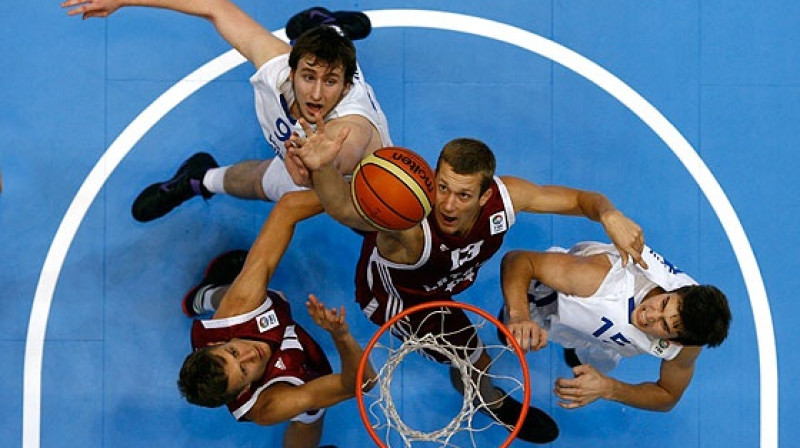 Spēka uzbrucējs Juris Kalniņš spēlē ar Čehiju
Foto: Wojtek Figurski, www.fibaeurope.com