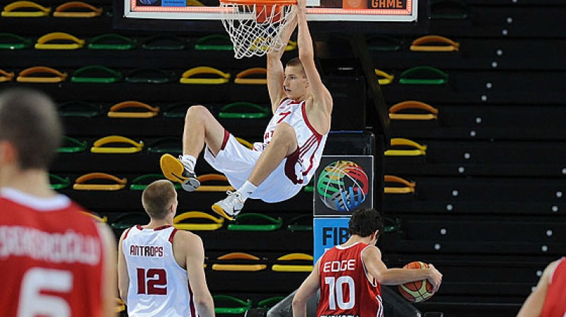 Artūrs Bricis ar skaistiem triecieniem no augšas priecēja jau Latvijas U20 izlases rindās pagājušajā vasarā 
Foto: Fiba Europe