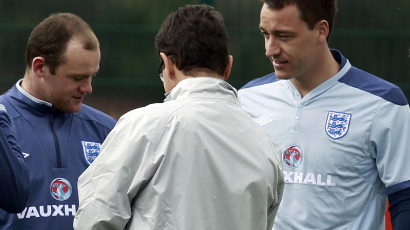 Veins Rūnijs un Džons Terijs uzklausa Fabio Kapello norādījumus
Foto: Reuters/Scanpix