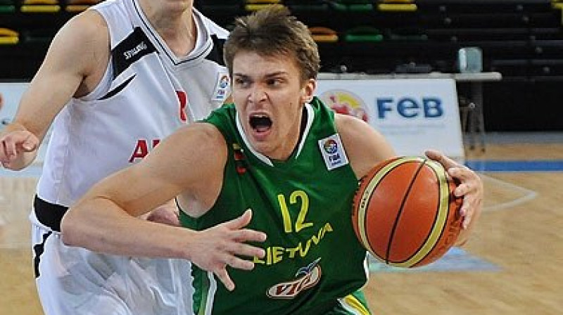 Lietuvas studentu izlases saspēles vadītājs Augusts Pecjukēvičs šovasar pārstāvēja valsti Eiropas U20 čempionātā.
Foto: fibaeurope.com