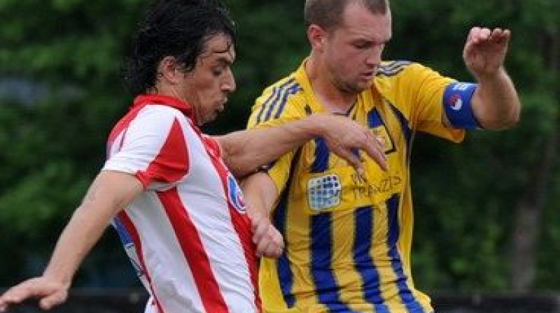 Jevgeņijs Kosmačovs (pa labi) cīņā ar serbu
Foto: Romāns Kokšarovs, Sporta Avīze/F64