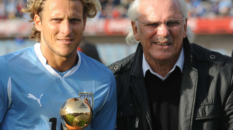 Djego Forlans turpina ģimenes tradīcijas, profesionālajā futbolā tiekot tālāk par tēvu Pablo un vectēvu
FOTO: "AFP/"Scanpix"