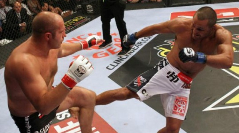 Fjodors Jemeļjaņenko cīņā ar Denu Hendersonu
Foto: Strikeforce