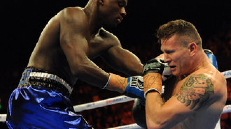 Antonio Tarvers (pa labi) cīņā pret Deniju Grīnu
Foto: sportinglife.com