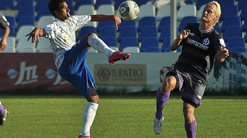 "Daugavas" jaunais brazīlis (pa kreisi) Leo cīņā par bumbu
Foto: Ivars Račko