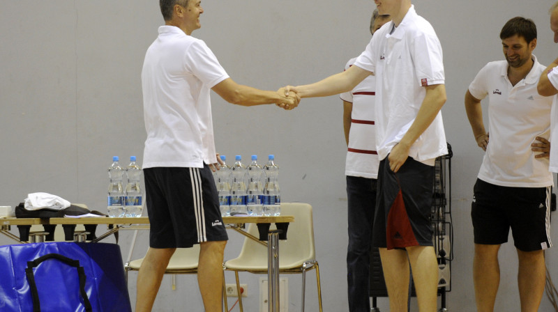 Ainars Bagatskis un Dāvis Bertāns 
Foto: Romāns Kokšarovs, Sporta Avīze, f64