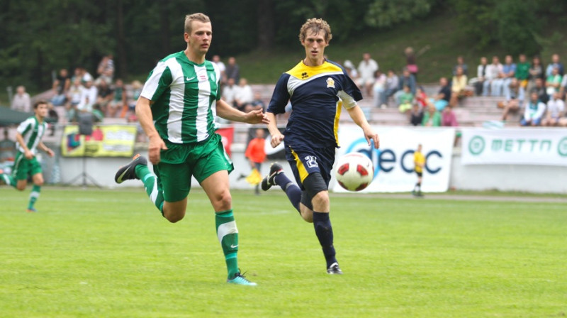 Juris Višņakovs cīņā par bumbu
Foto: www.fsmetta.lv