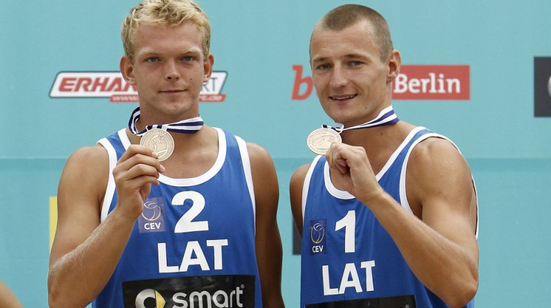 Mārtiņš Pļaviņš un Jānis Šmēdiņš ar Eiropas 2010. gada čempionāta bronzas godalgām
Foto: cev.lu