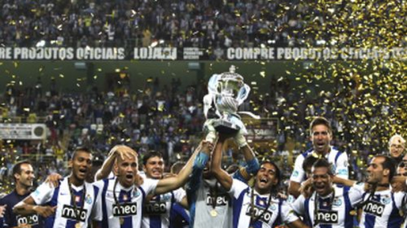 "Porto" ar izcīnīto kausu
Foto: AFP/Scanpix